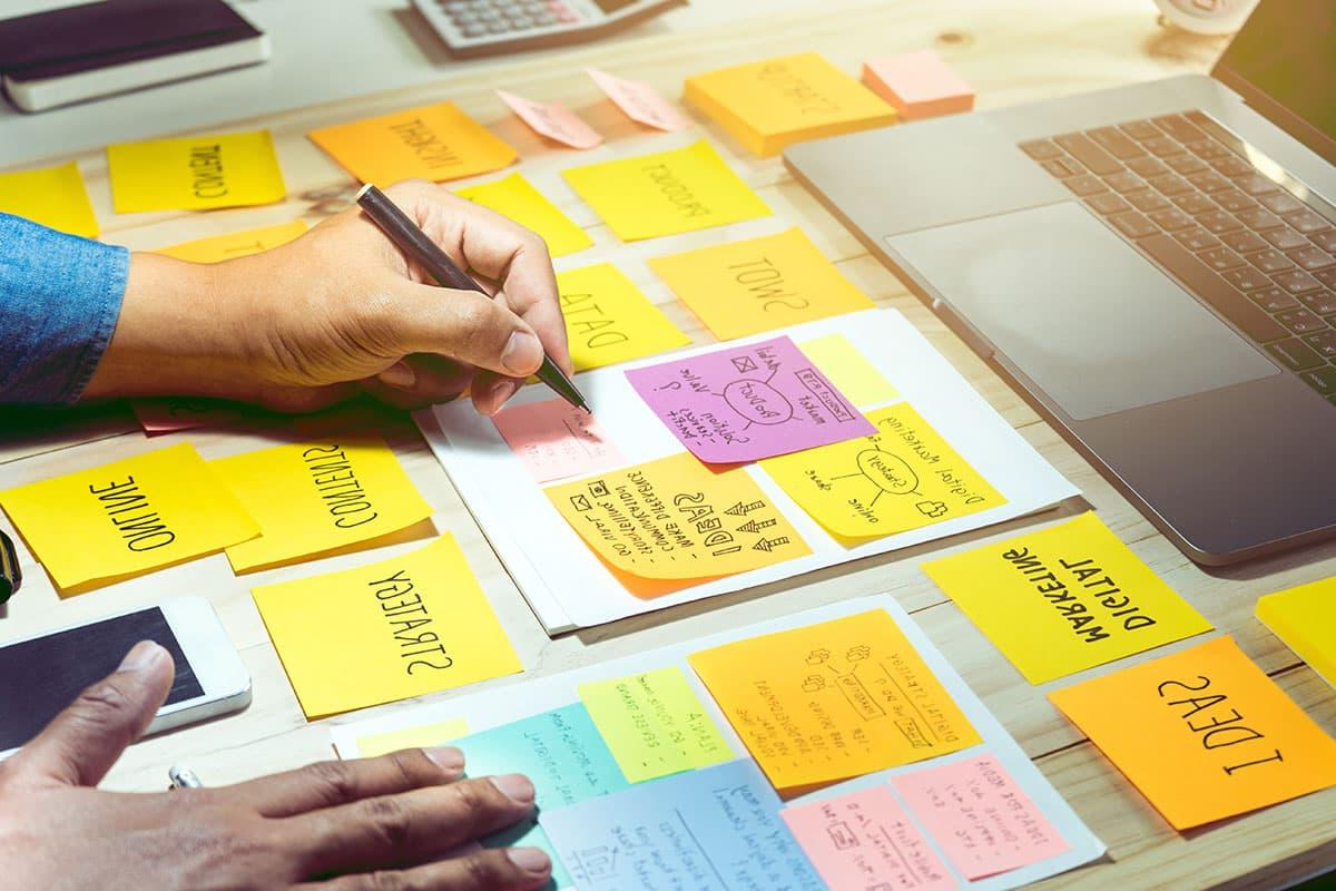 火博体育 student using sticky notes to lay out a marketing plan