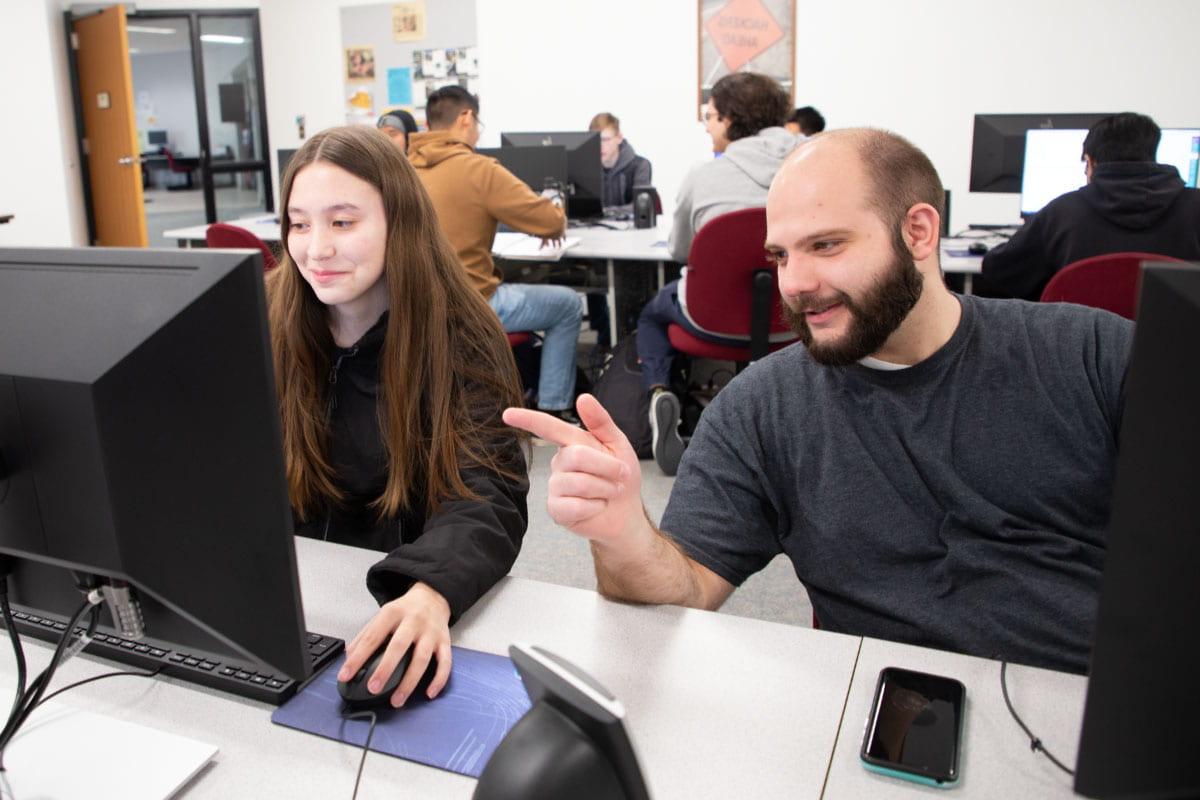 Two SJC students enrolled in the School of 业务, Information Technology and Social Sciences